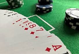 Pemain sedang menikmati taruhan olahraga dan live casino dengan antarmuka interaktif